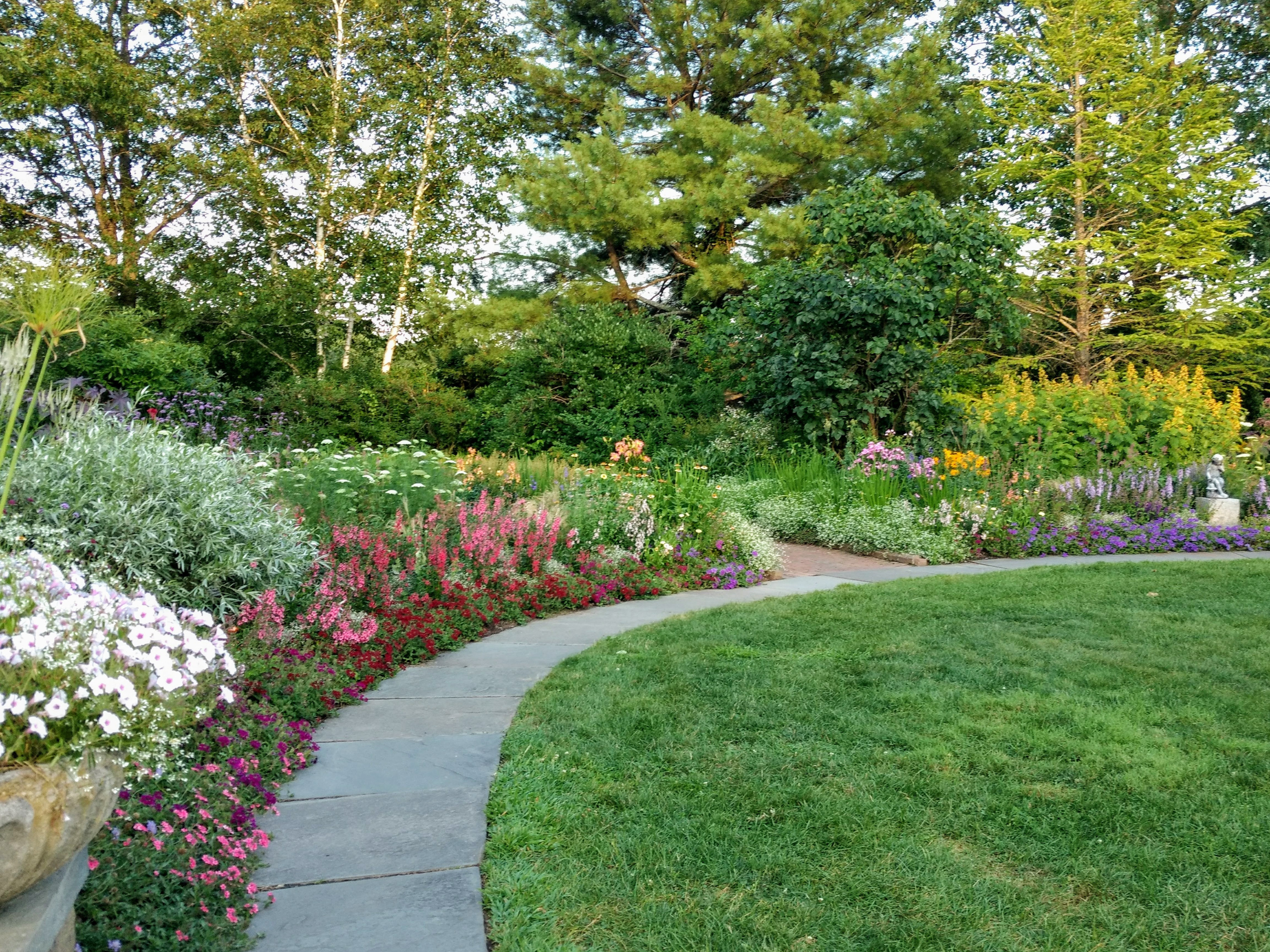 Благоустройство участка частного дома в Омске и Омской области